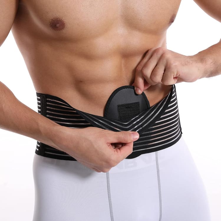 Man showing how to position the removable hernia pad inside an umbilical hernia belt – instructional image for abdominal support users in Australia